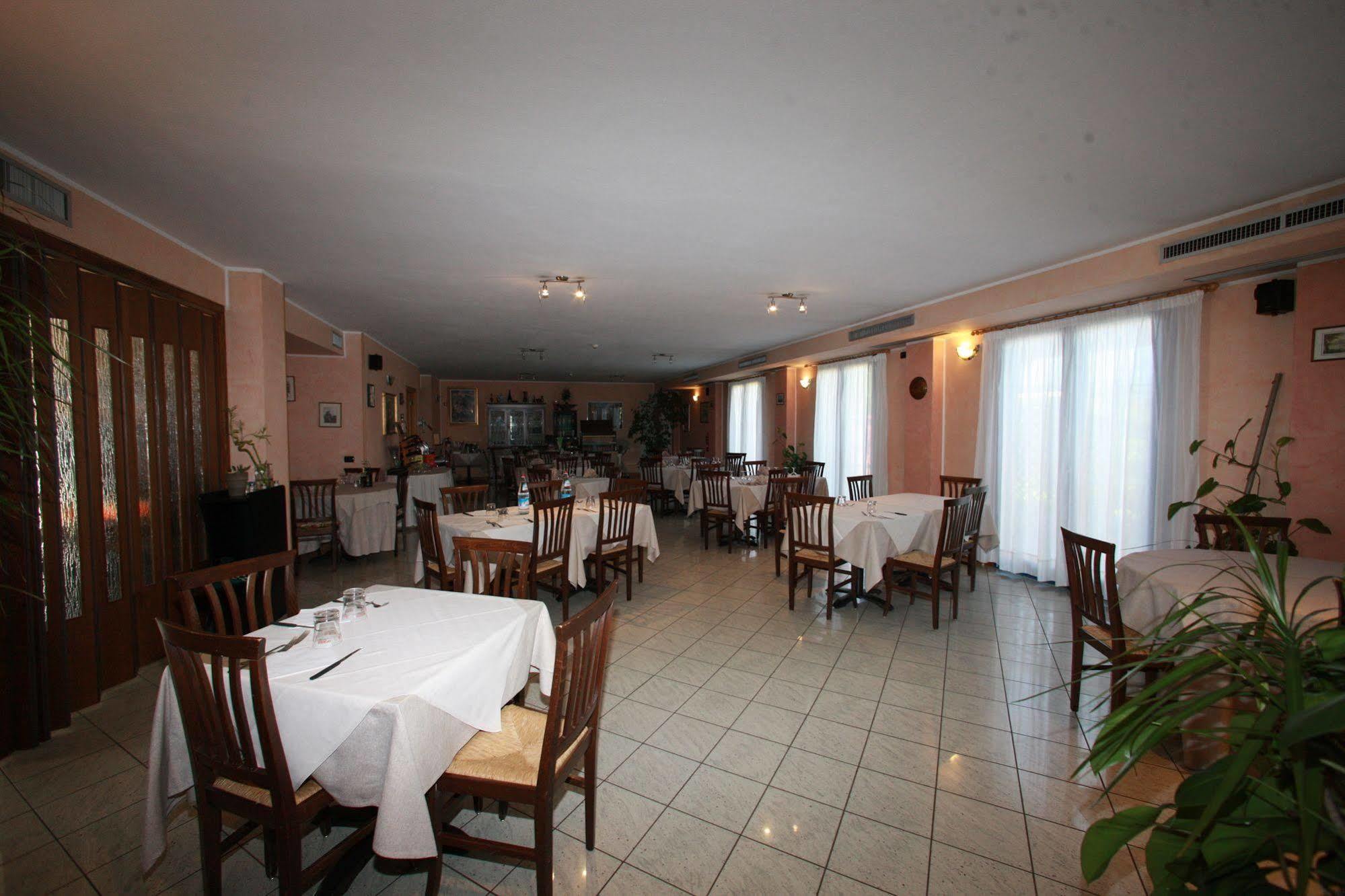 Hotel Il Canneto Porto Ceresio Kültér fotó