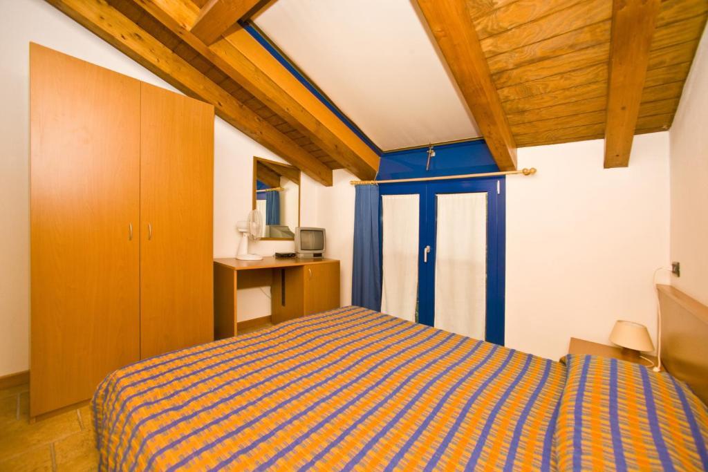 Hotel Il Canneto Porto Ceresio Szoba fotó